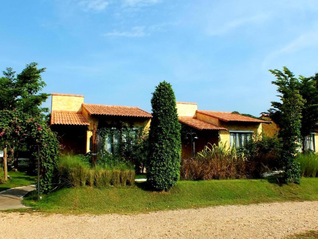 Villa Tuscany Country Resort Suan Phueng Exterior photo